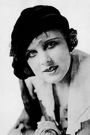 et billede af Cecile Arnold