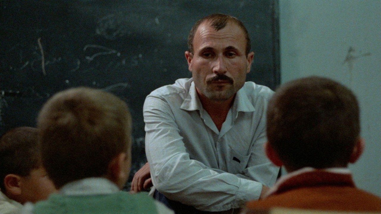Onde Fica a Casa do Meu Amigo? (Khane-ye doust kojast?, 1987): A Simplicidade e a Profundidade da Infância no Cinema Iraniano 2 b74hUymLIg7M7tEj2oFF2DgzYTz