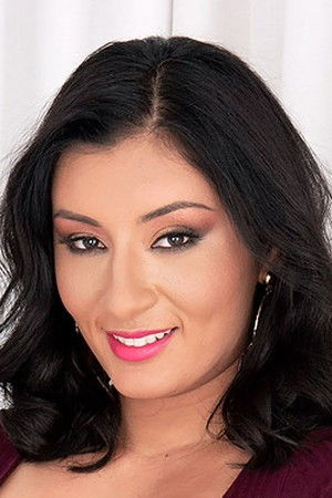 et billede af Selena Adams