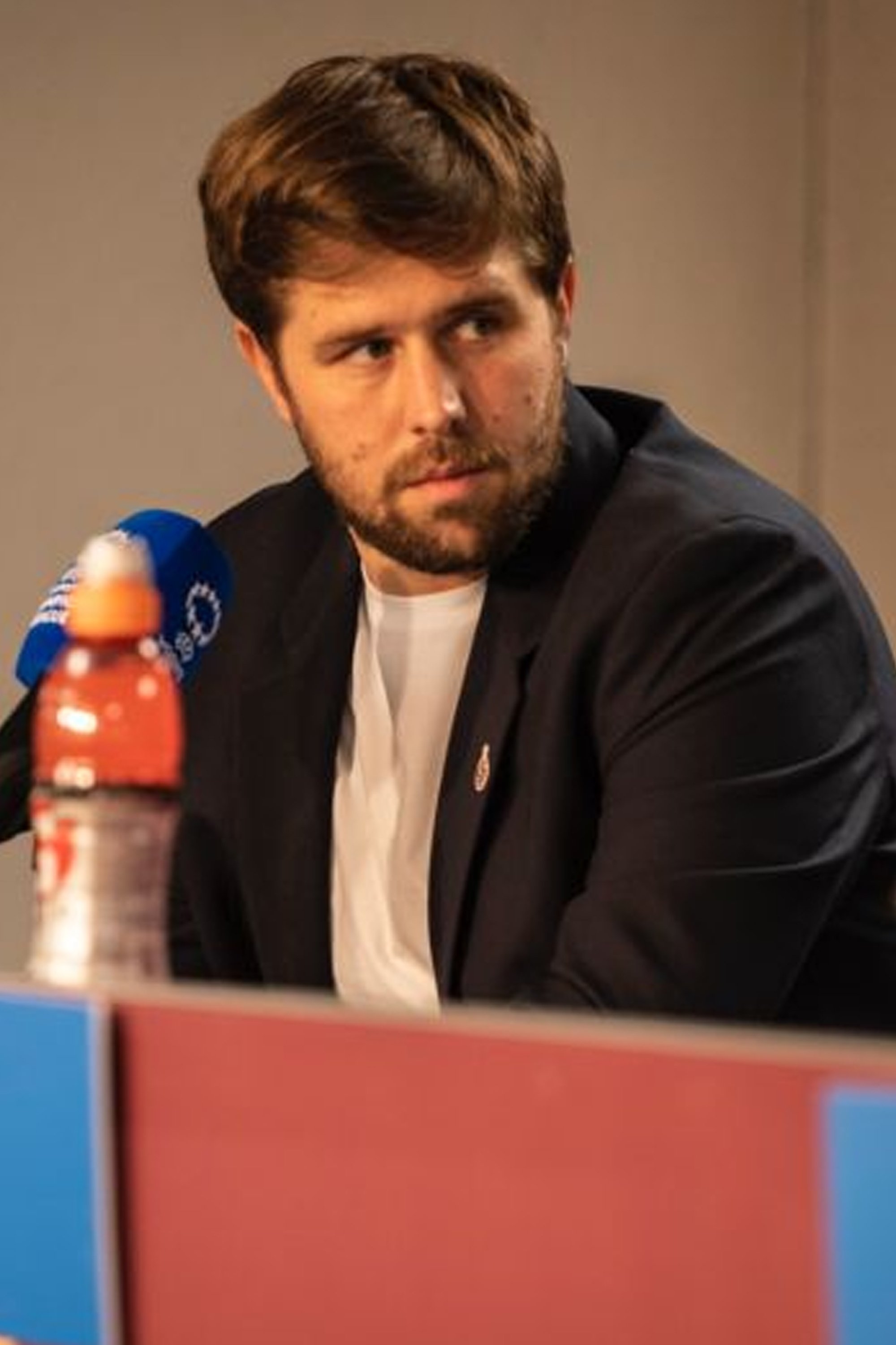 Loïc Luscher backdrop
