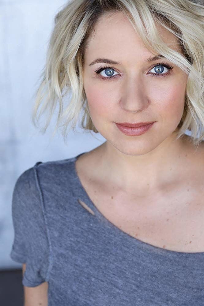 et billede af Alyssa Suede