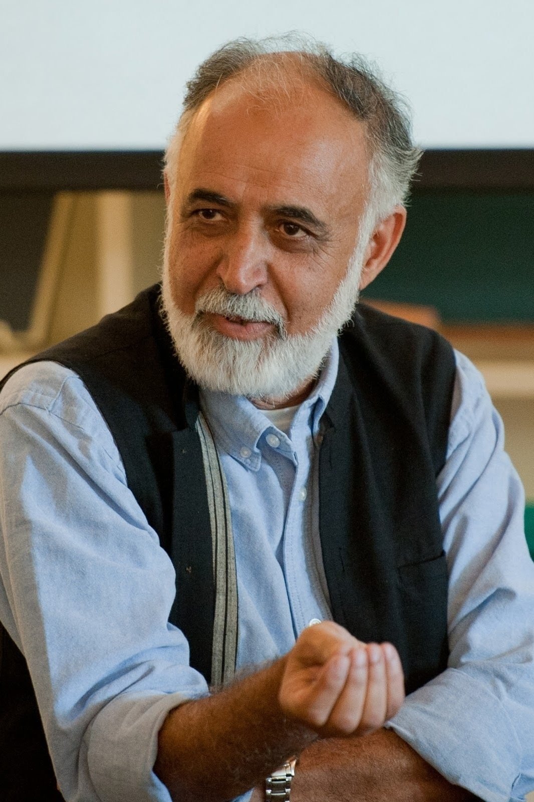 et billede af M. K. Raina