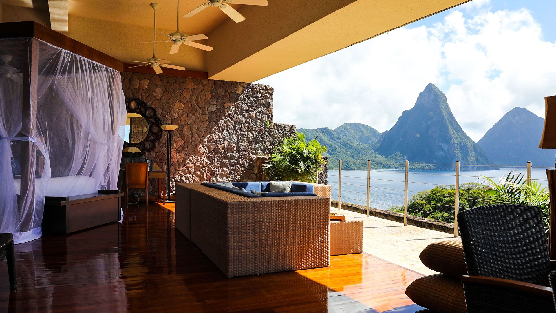 Amazing Hotels: Life Beyond the Lobby