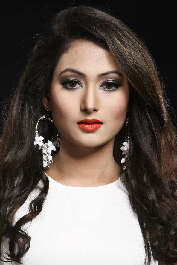 et billede af Adhora Khan