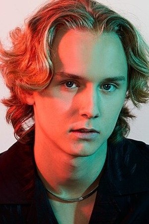 et billede af Adrian Macéus