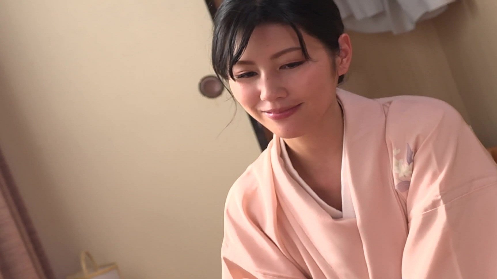Super High Class Inn Steals Your Five Senses, Young Proprietress's Passionate Paradise Lip Service, Suzume Mino (2021)