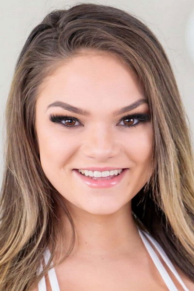 et billede af Athena Faris