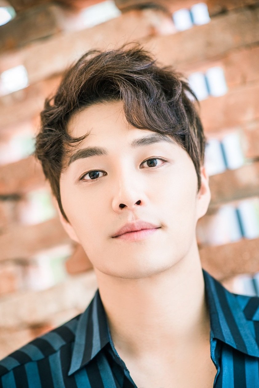 et billede af Min Woo-hyuk