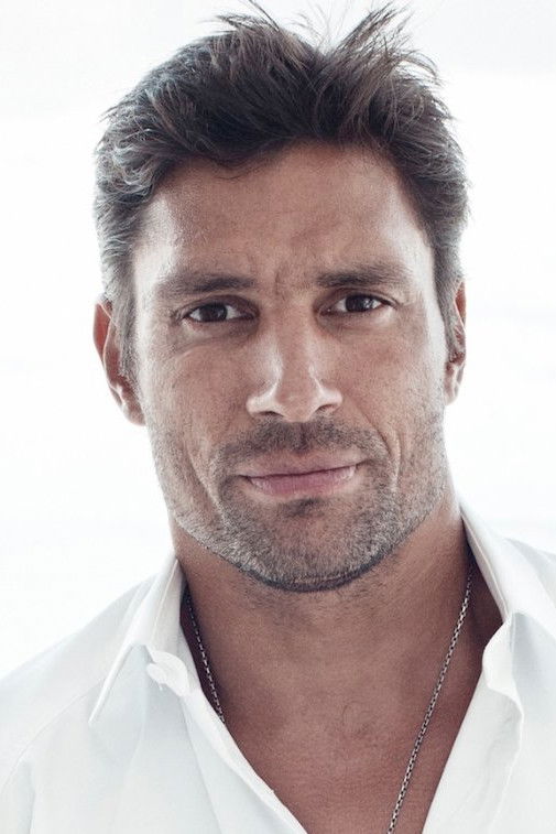 et billede af Manu Bennett