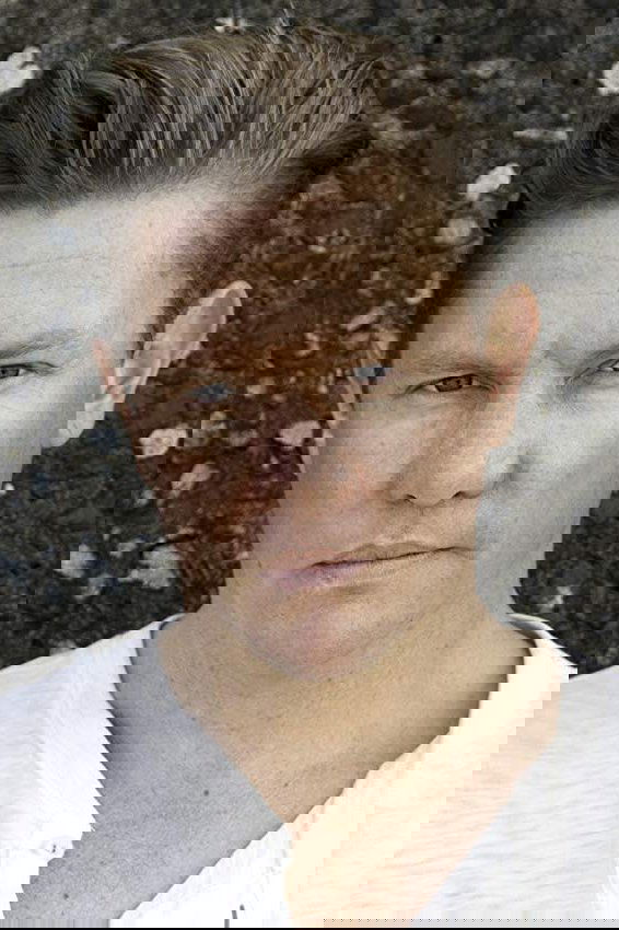 et billede af Damien Thomlinson