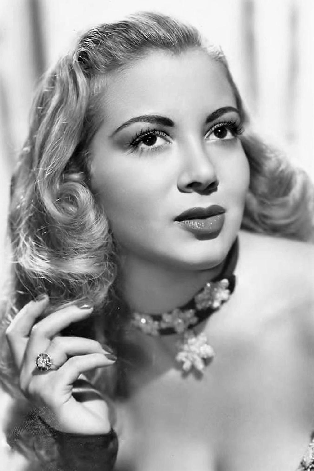 et billede af Monica Lewis