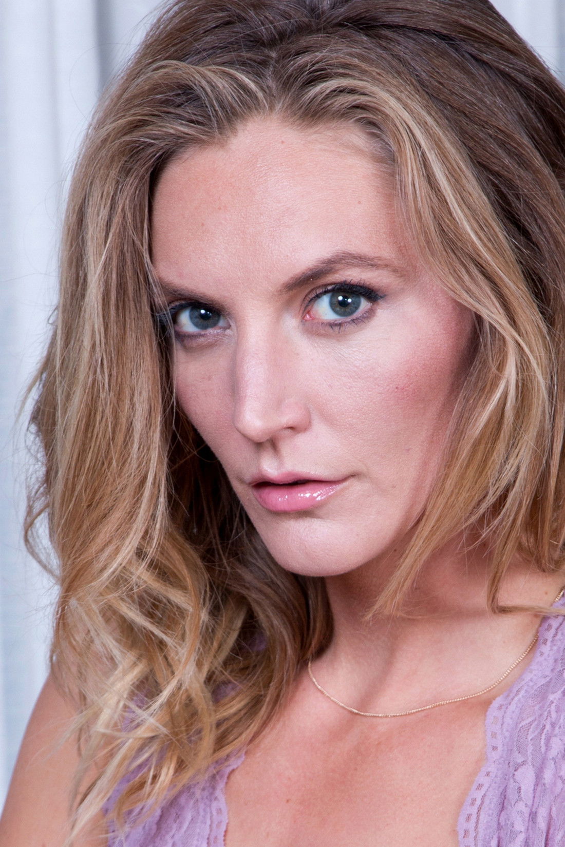 et billede af Mona Wales