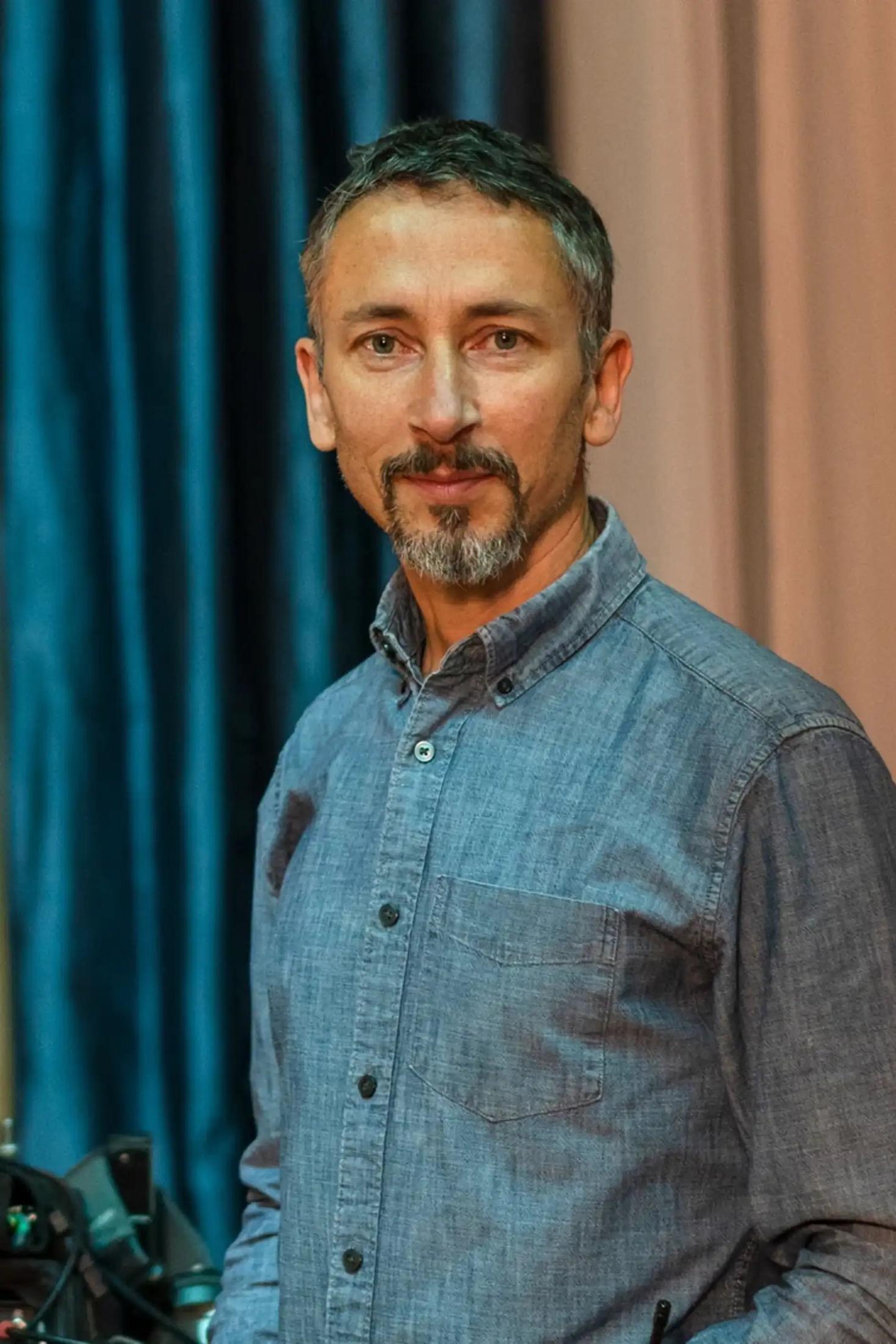 et billede af Stuart Wilson