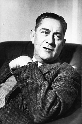 Fernando de Fuentes backdrop