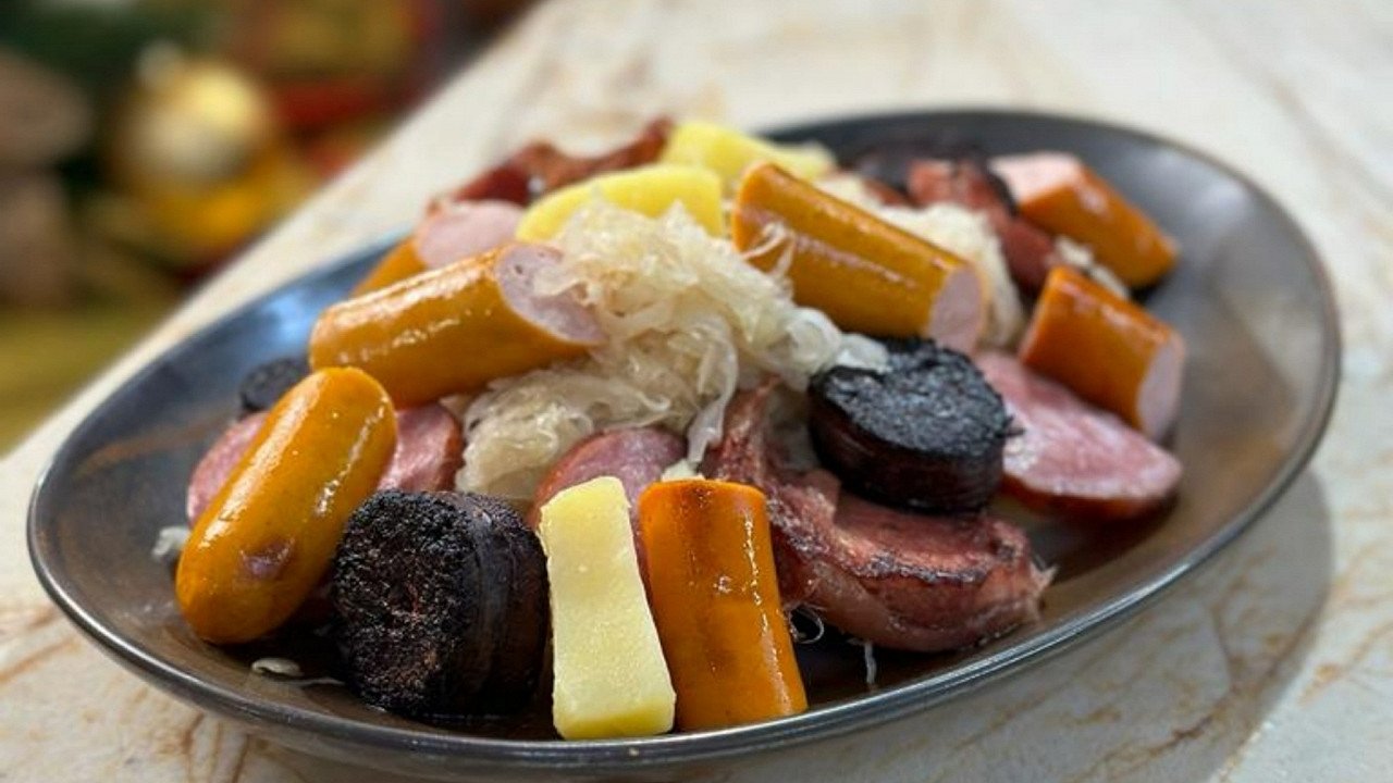 Tous en cuisine avec Cyril Lignac - Tarte flambée à la truffe / Choucroute de noël