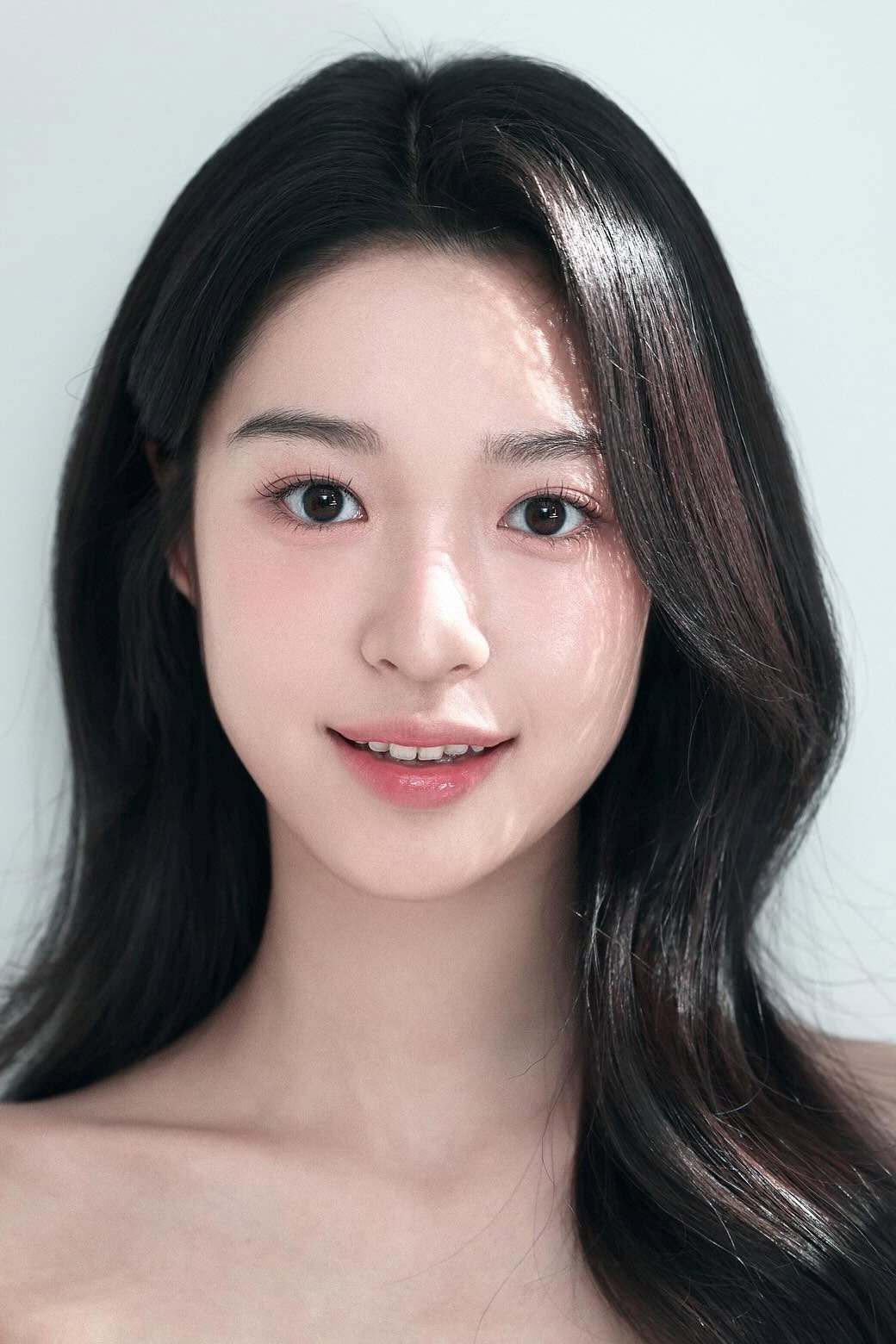 Profile 최소은 with character Nail Salon College Student