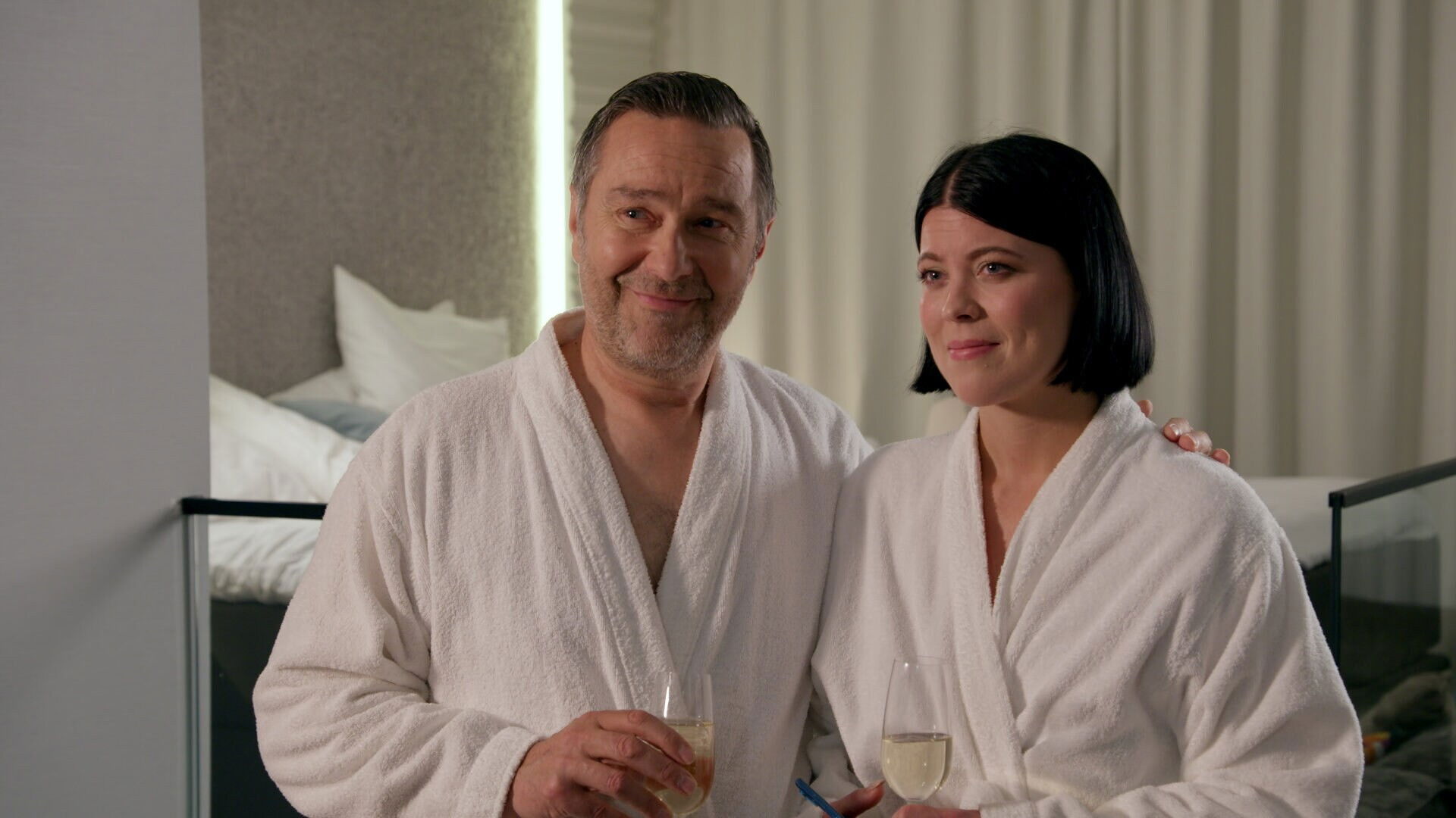 Secret Lives Season 28 :Episode 106  Episode 4896