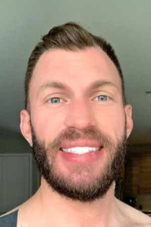 et billede af Adam Gray