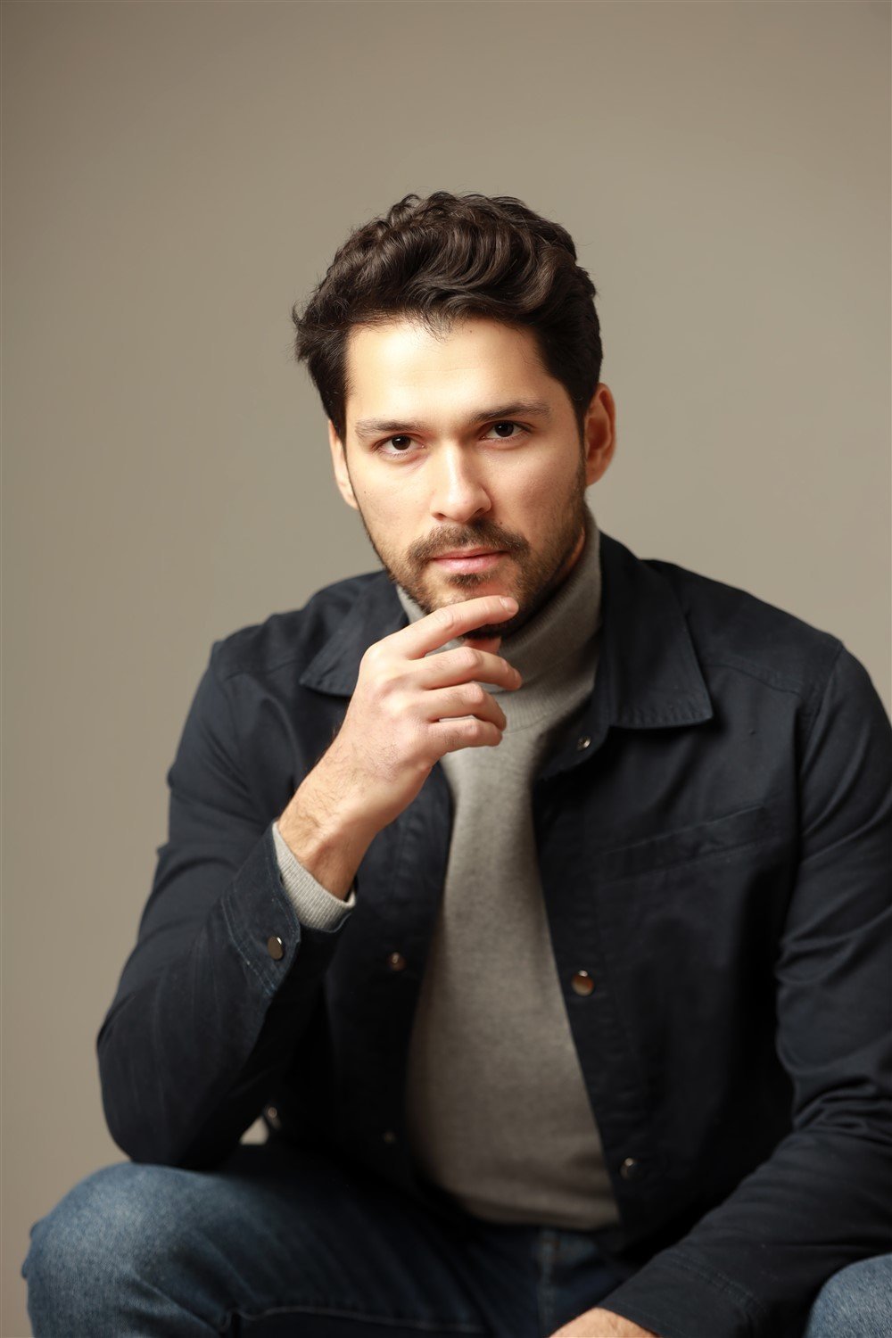 Erdem Yılmaz backdrop