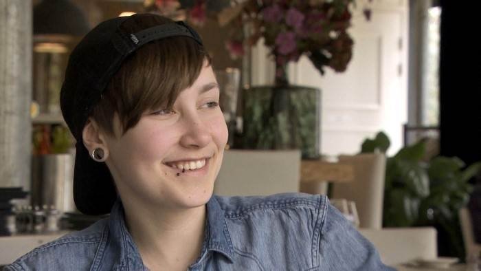 Le Monde En Face - Devenir il ou elle