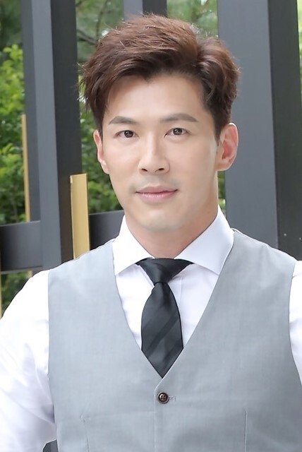 Huang Shaoqi's picture in the cast