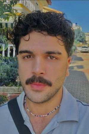 et billede af Deniz Gökkan