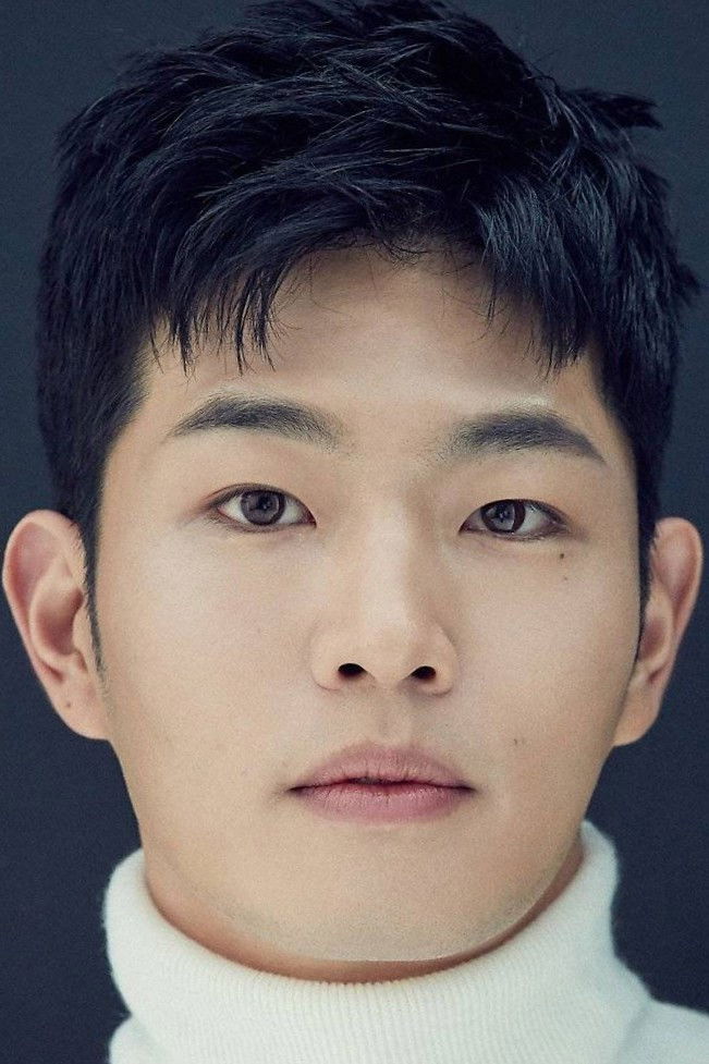 et billede af Lee Dong-ju