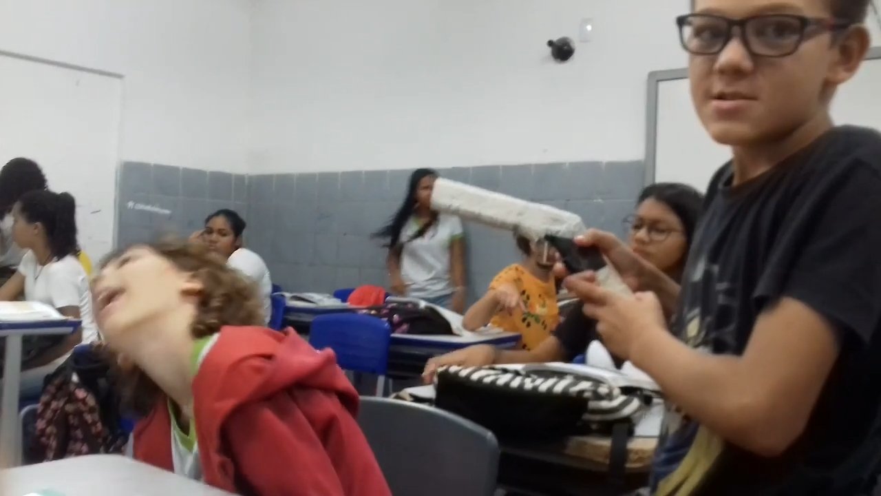 Crianças esquisitas fazendo coisas aleatórias (2024)