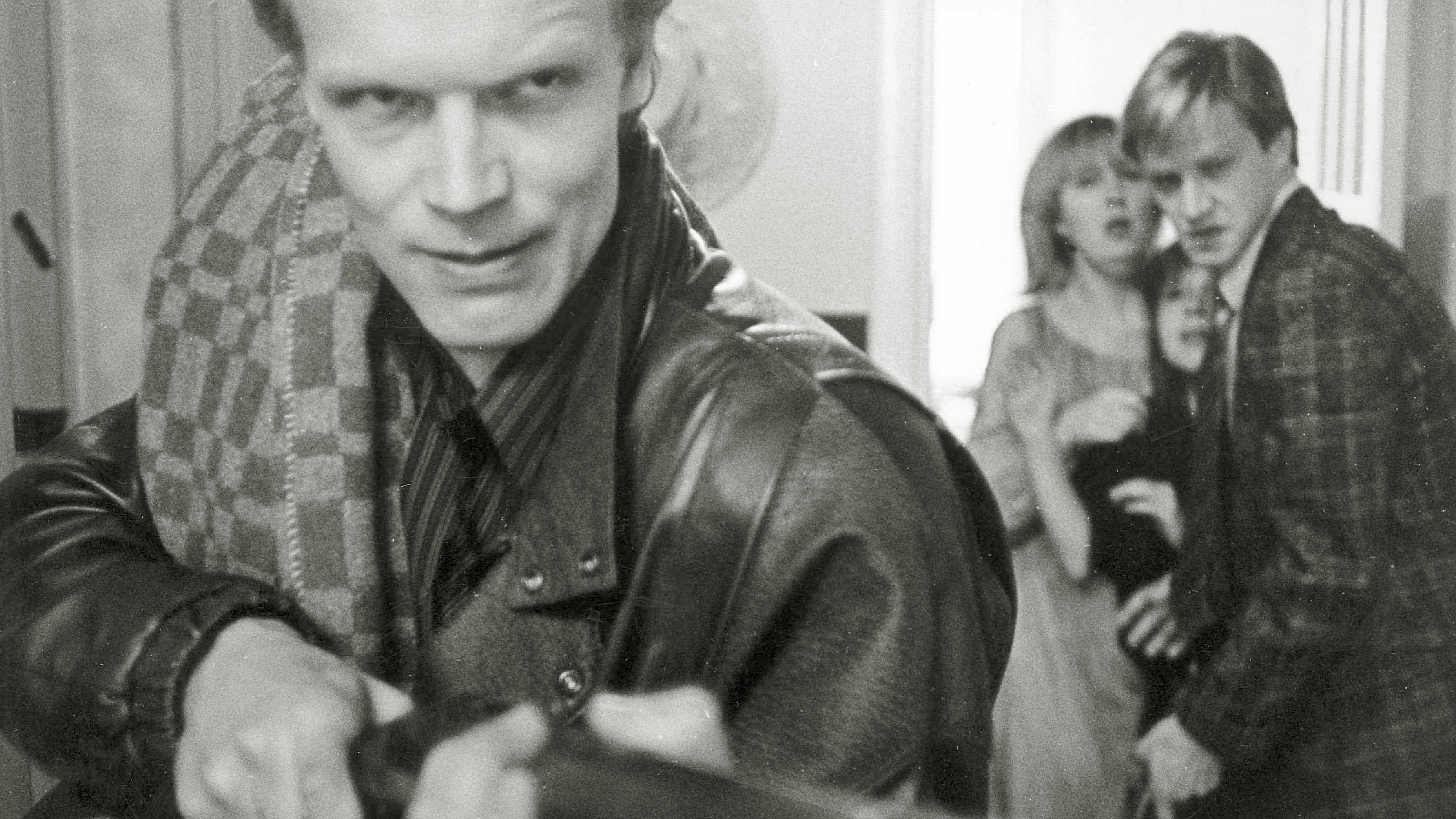 Lain ulkopuolella (1987)