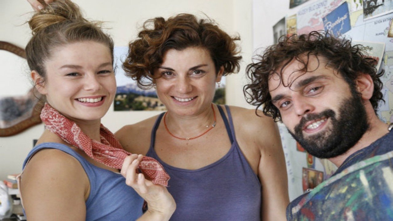 Çok Uzak Fazla Yakın (2016)