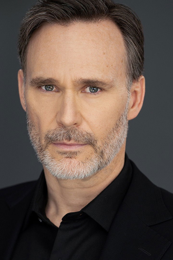 et billede af Stuart James