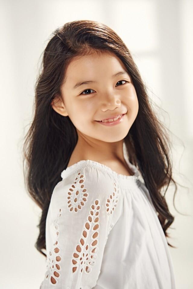 Kim Ah-song's picture in the cast