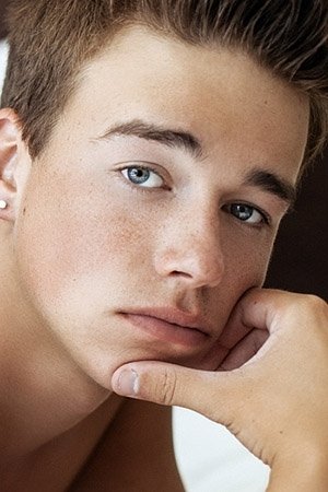 et billede af Troy Ryan