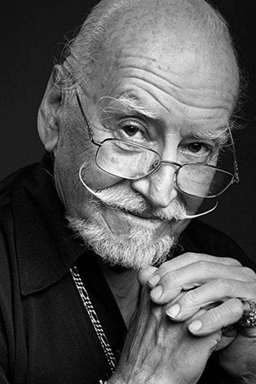 et billede af Ted V. Mikels