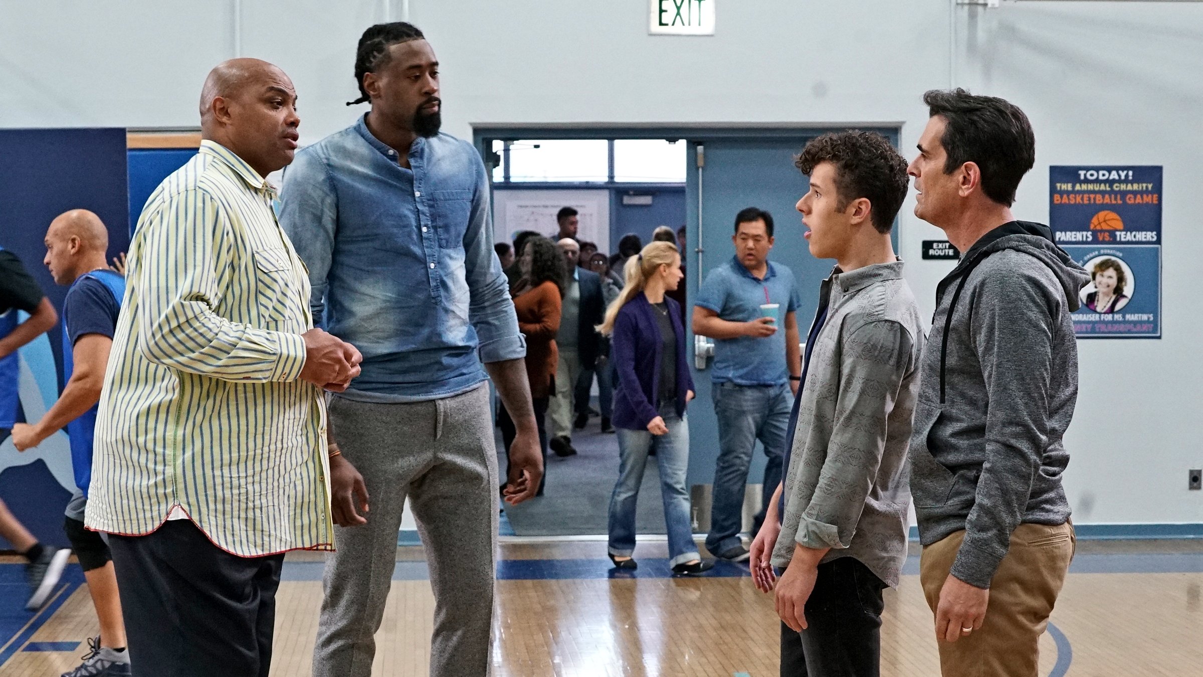 Modern Family Season 8 :Episode 16  Basketball