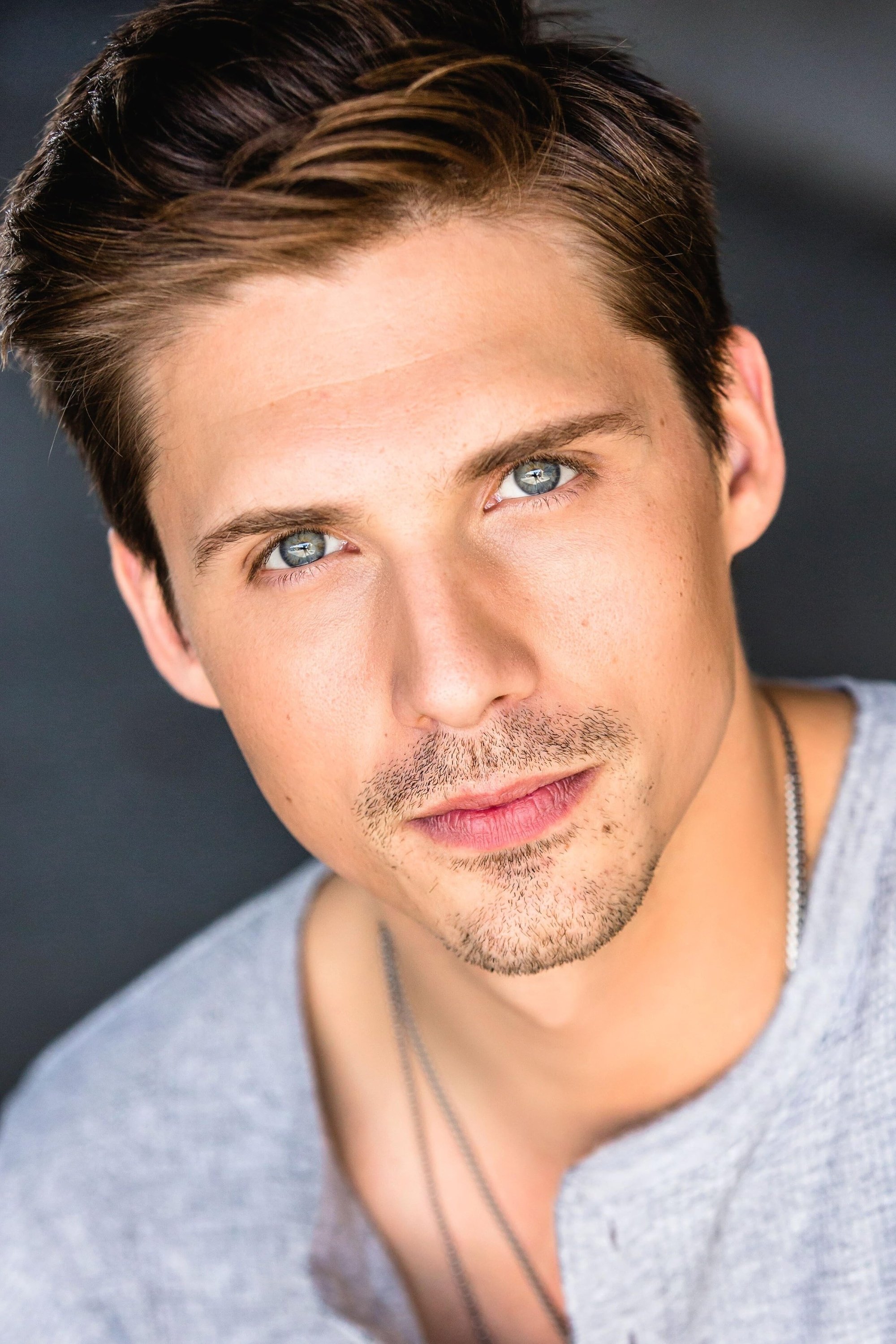 et billede af Liam C. Johnson