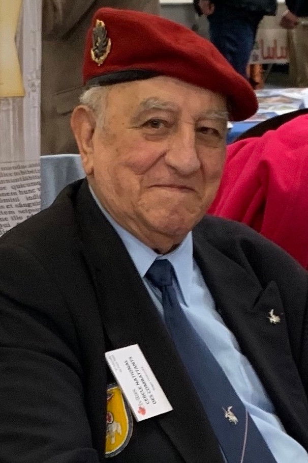 et billede af Roger Holeindre