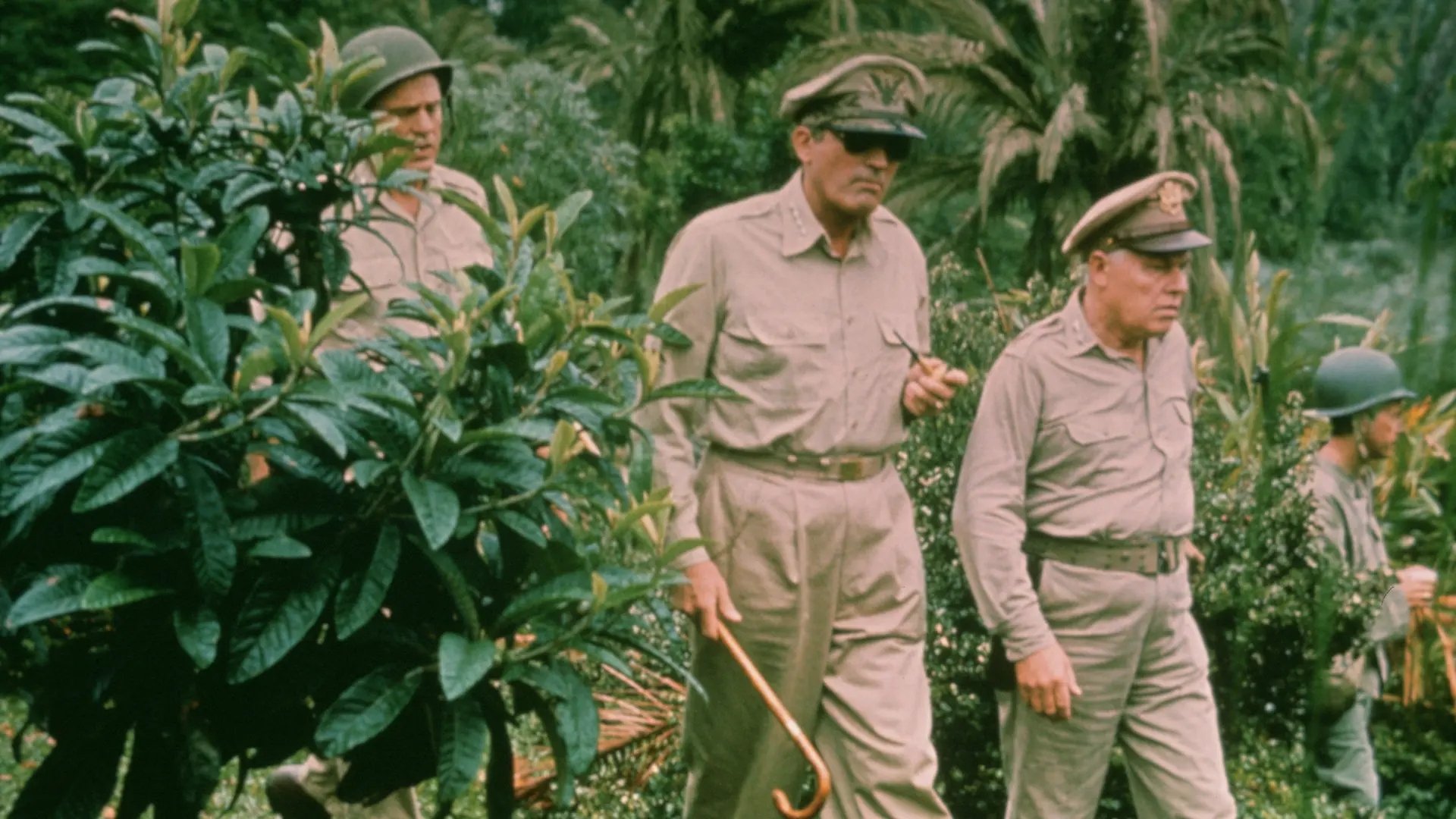 MacArthur, le Général Rebelle (1977)