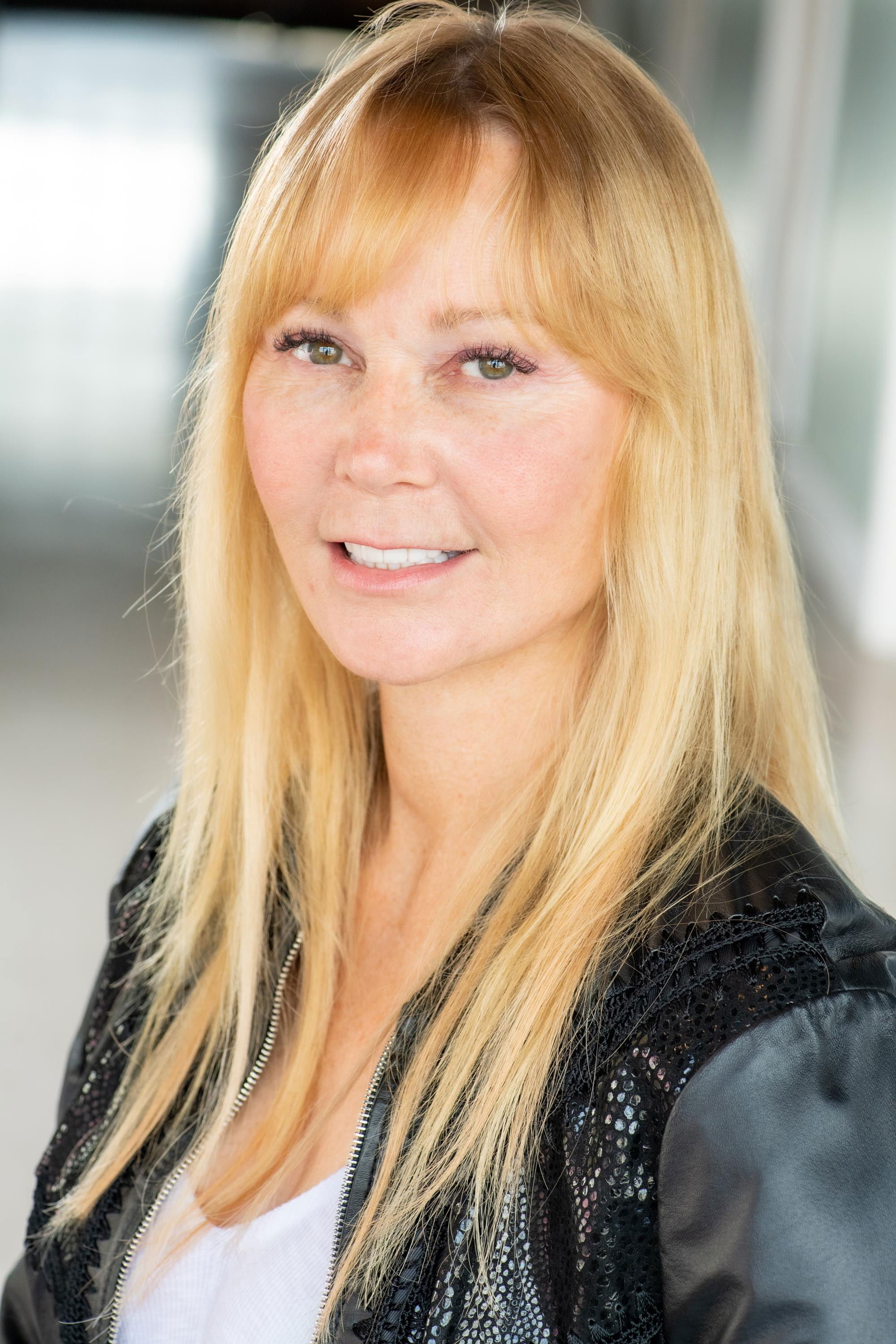 et billede af Daphne Lewis