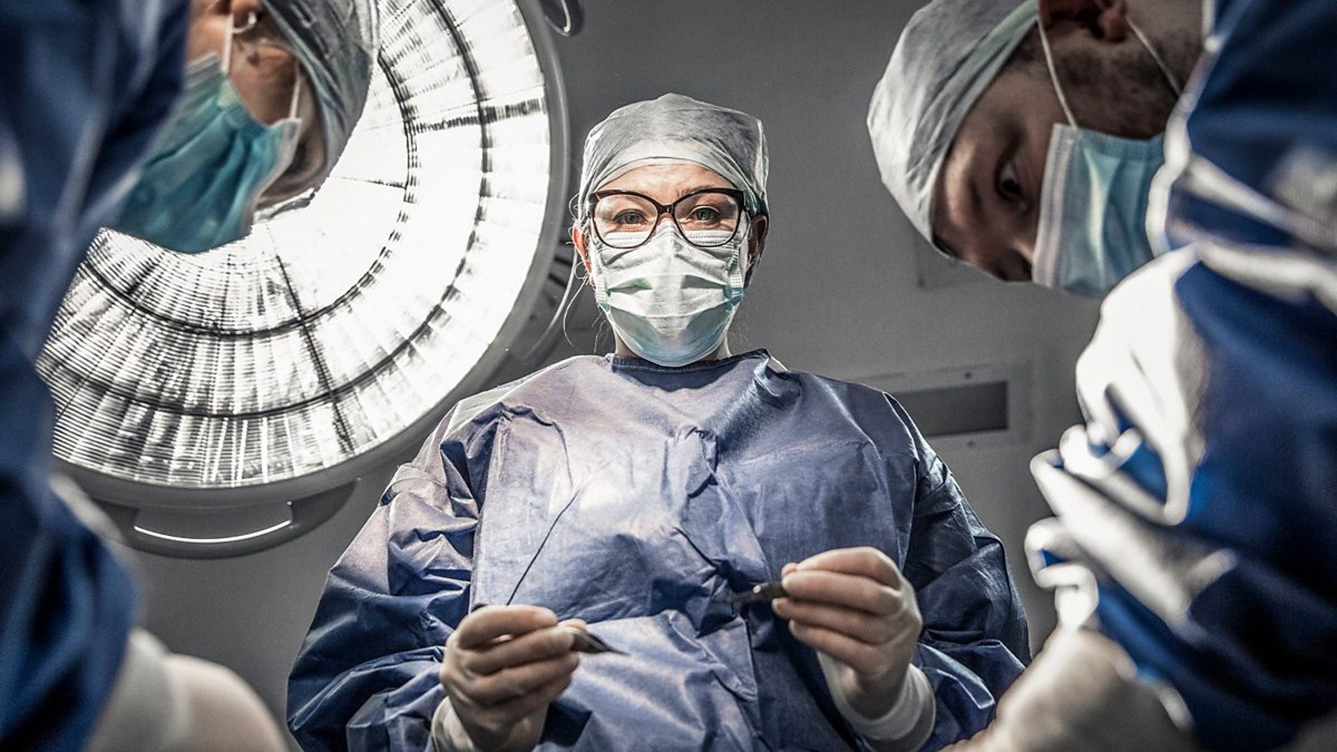 Saving Lives in Leeds S01E06 backdrop