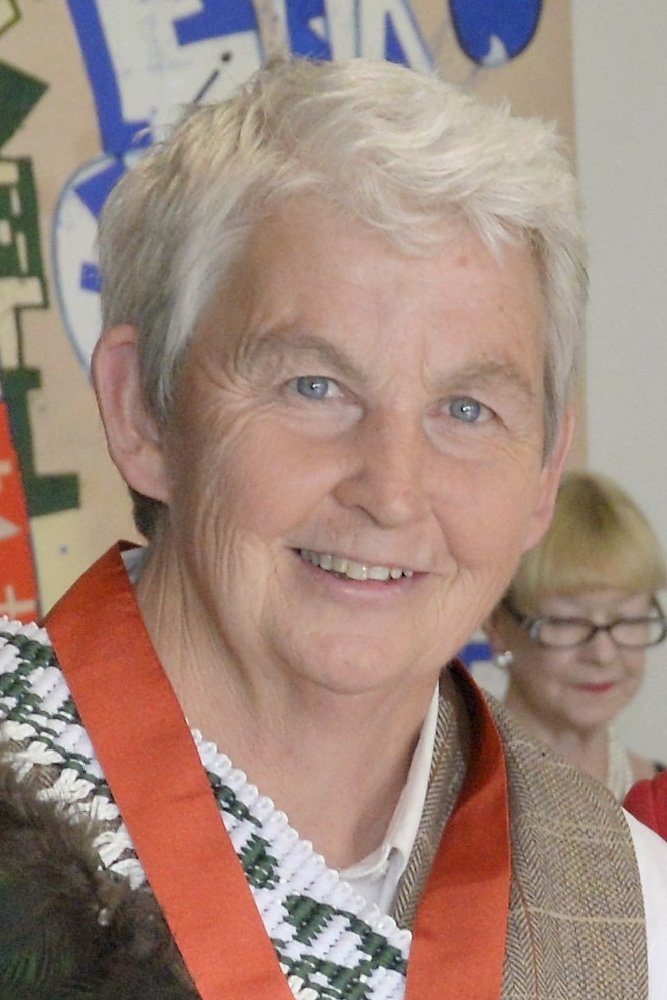 et billede af Dame Jools Topp