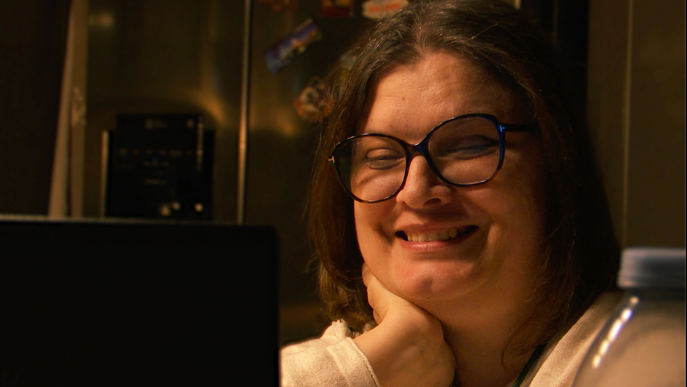 Assise mais Toujours Debout Background