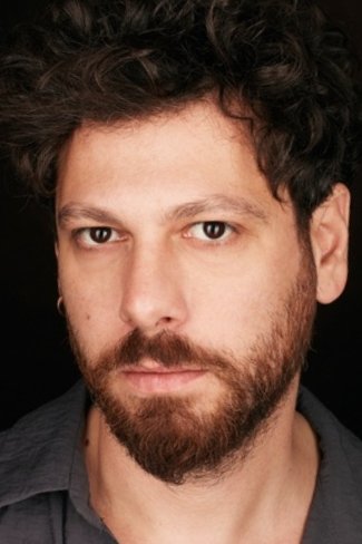 et billede af Oral Özer