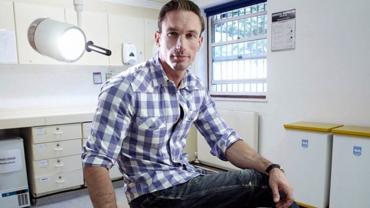 Undercover Doctor: Cure Me, I'm Gay background