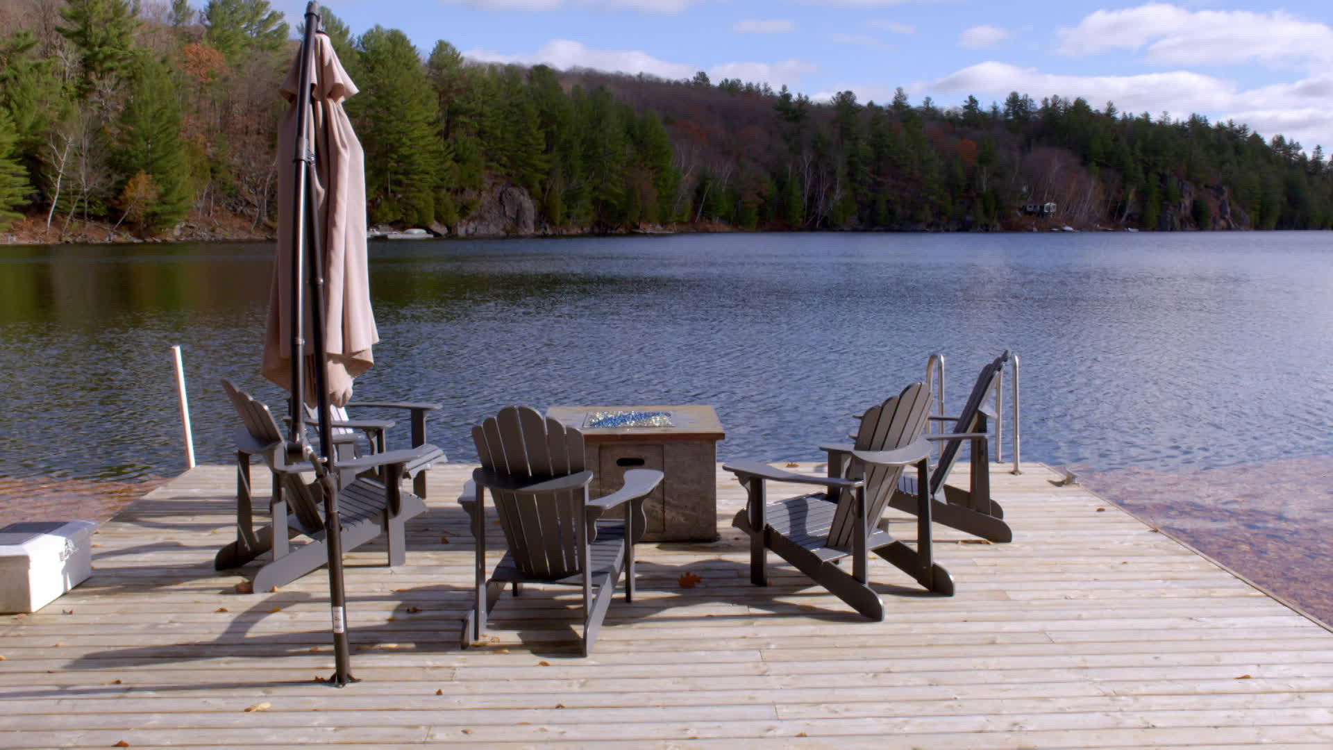 Lakefront Luxury S03E08 backdrop