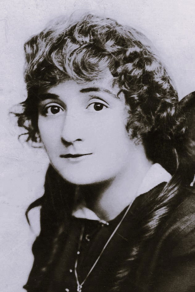 et billede af Adele DeGarde