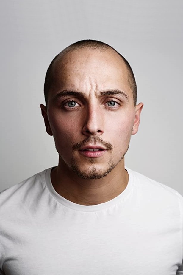 et billede af Elliot Warren