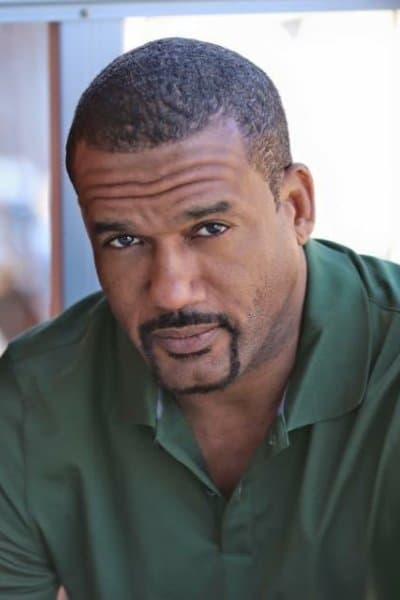 et billede af Decater James