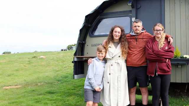 Rich Holiday, Poor Holiday S05E01 backdrop