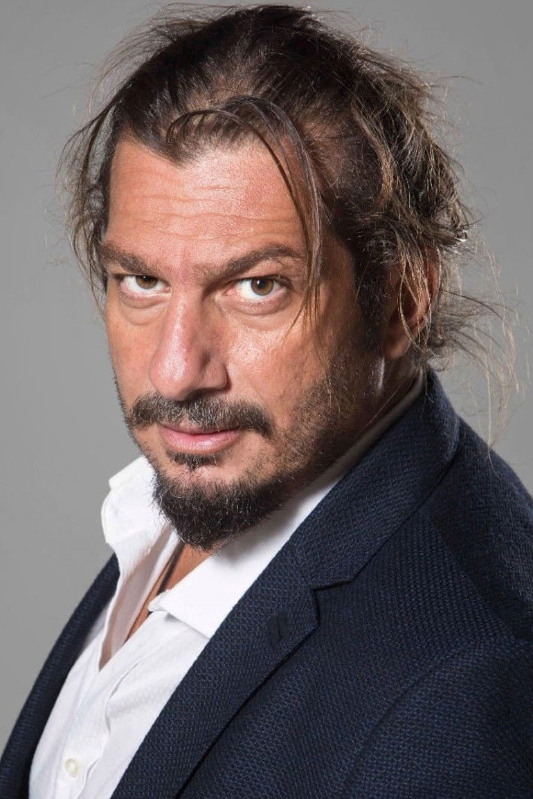 et billede af Burçin Üçüncüoğlu